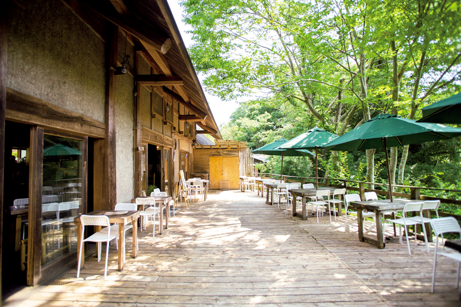 『カフェ＆ベーカリー　日月堂（にちげつどう）』テラス席。テーブルも上野さんのお手製