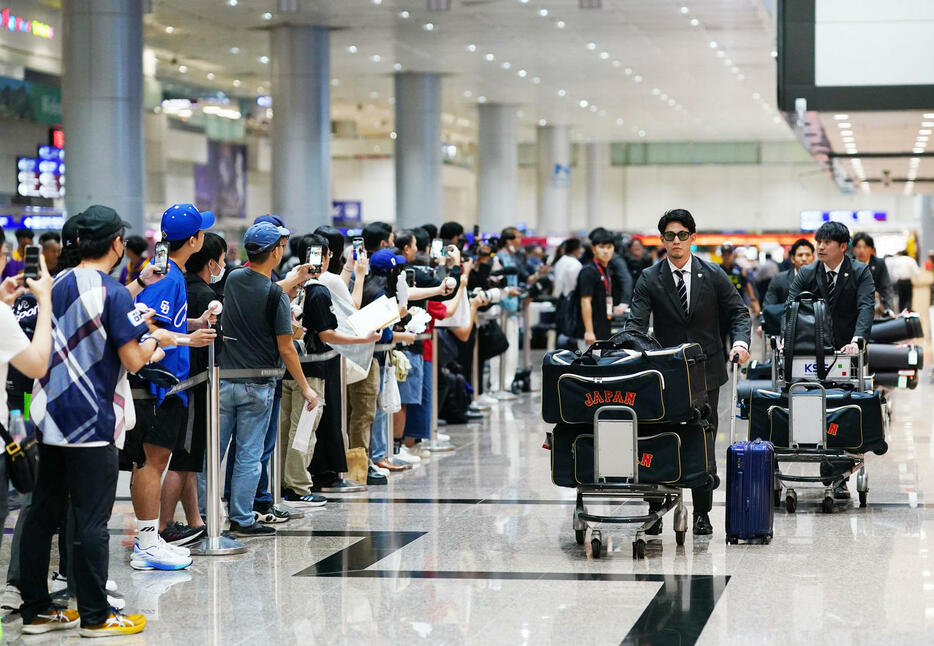 台湾の桃園国際空港に到着した侍ジャパンナイン（撮影・横山健太）