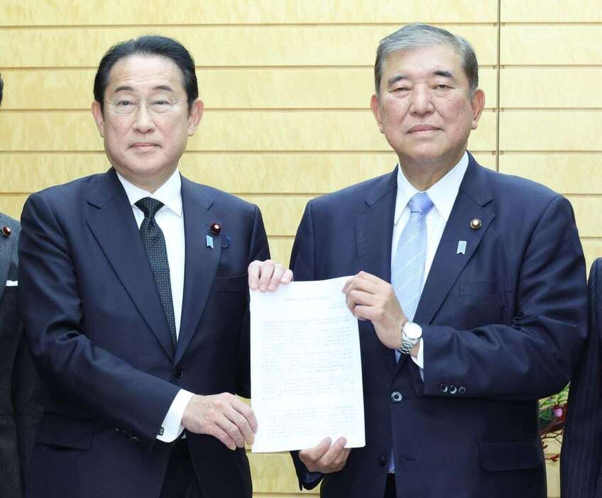 自民党経済立国議連会長の岸田文雄前首相（左）から提言書を受け取る石破茂首相＝26日午後、首相官邸（春名中撮影）