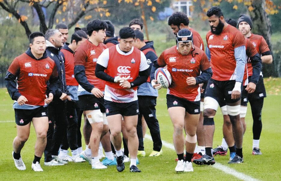 イングランド戦に向け練習を再開した日本代表。右から3人目が原田（（c）JRFU）