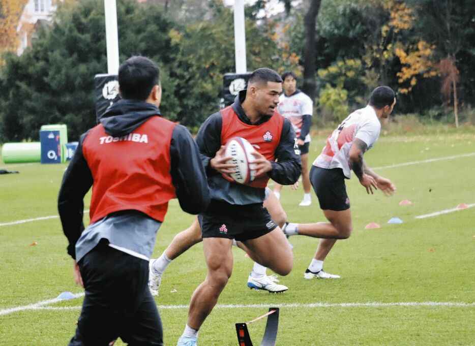 イングランド戦に向け練習を再開した日本代表。中央がフィフィタ（（c）JRFU）