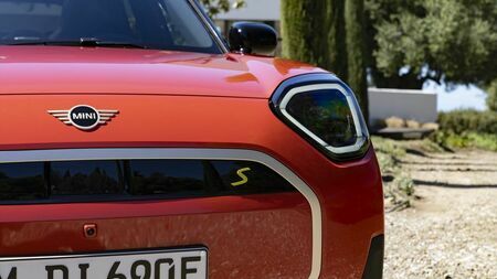 ありそうでなかったポジショニングの新たなミニが登場した。日本での価格は491万円～（写真：Mini）