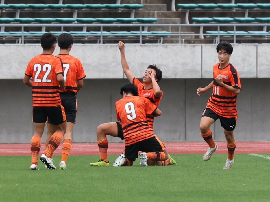 ゴールパフォーマンスを披露する高川学園高FW大森風牙(2年)(Toshihide ISHIKURA)