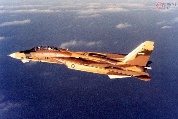 イラン空軍のF-14「トムキャット」戦闘機。見慣れたアメリカ海軍の灰色主体の迷彩とは異なる、茶色主体の迷彩が施されている（画像：サンディエゴ航空宇宙博物館）。