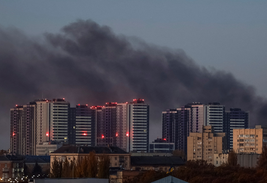 　ロシアが夜間にドローン（無人機）でウクライナを攻撃し、少なくとも３人が負傷したほか、北部のエネルギー施設が被害を受けた。ウクライナ当局が１１月７日に発表した。同日、キーウで撮影（２０２４年　ロイター/Gleb Garanich）