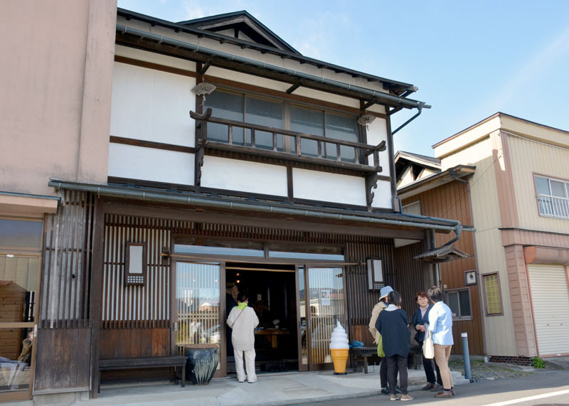 中尊寺通りに面したカフェの外観。店の看板も今後アイデアを募り、本格オープンまでに整備する