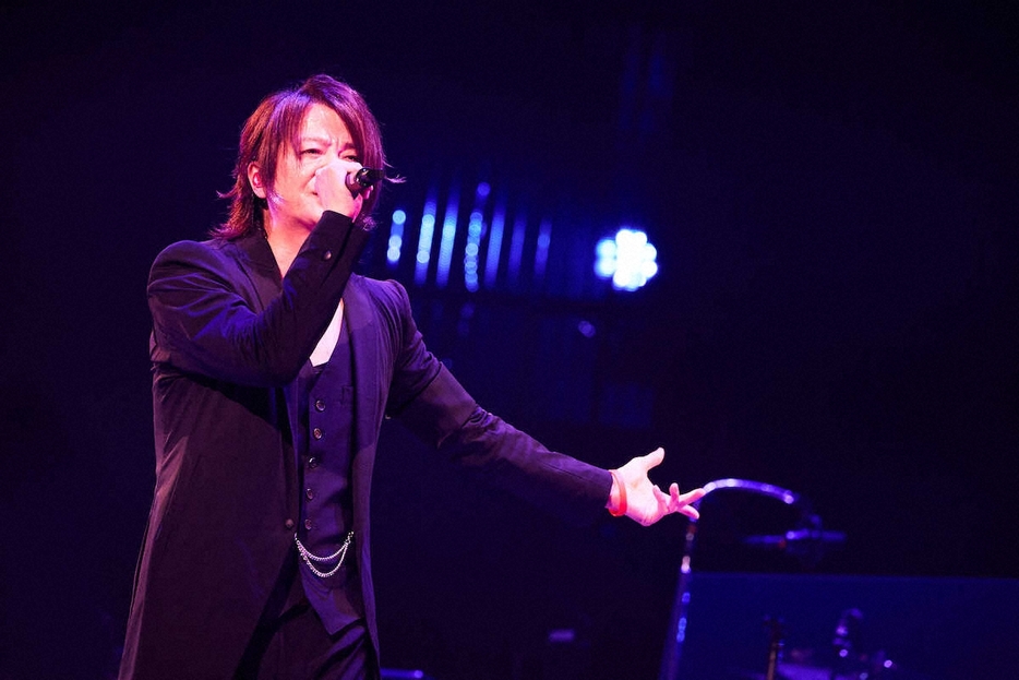 30周年記念アリーナツアーで熱唱するGLAY・TERU