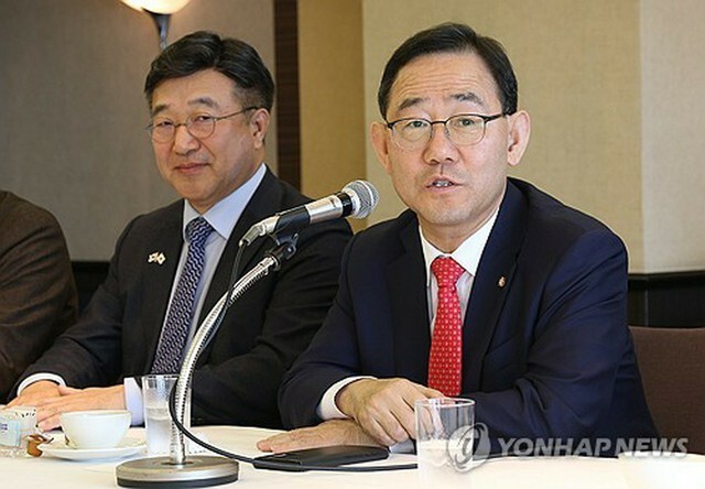 東京都内のホテルで韓国記者団と懇談する韓日議員連盟の朱豪英代表＝26日、東京（聯合ニュース）