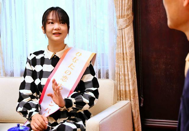 宮崎県の婚活イベントに参加した感想を河野俊嗣知事に話す、お笑いコンビ「蛙亭」のイワクラさん=2024年11月18日、宮崎県庁、吉田啓撮影