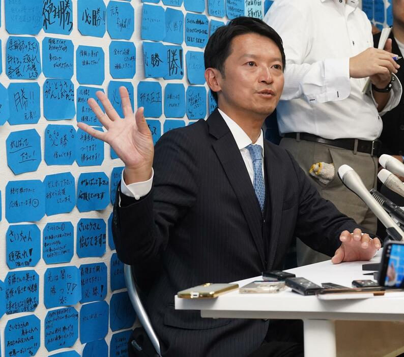 報道陣のインタビューに応える斎藤氏＝神戸市の選挙事務所で