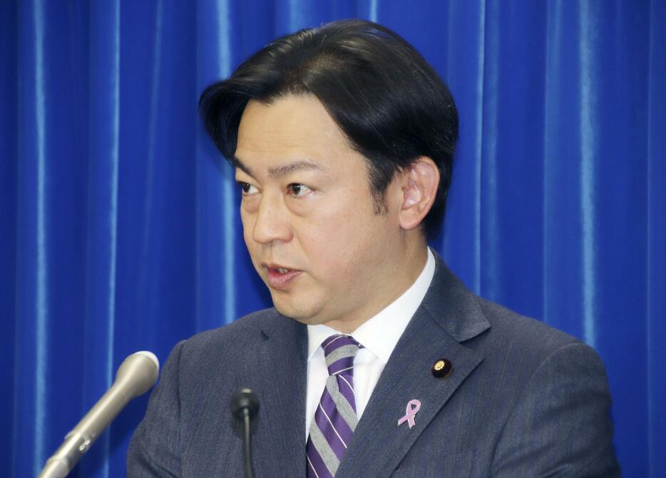 記者会見する福岡厚労相＝12日午前、厚労省