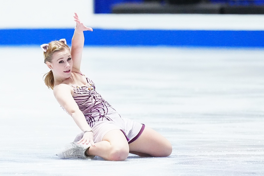 クラコワは独創的な衣装と仕掛けで演技を披露した【写真：荒川祐史】