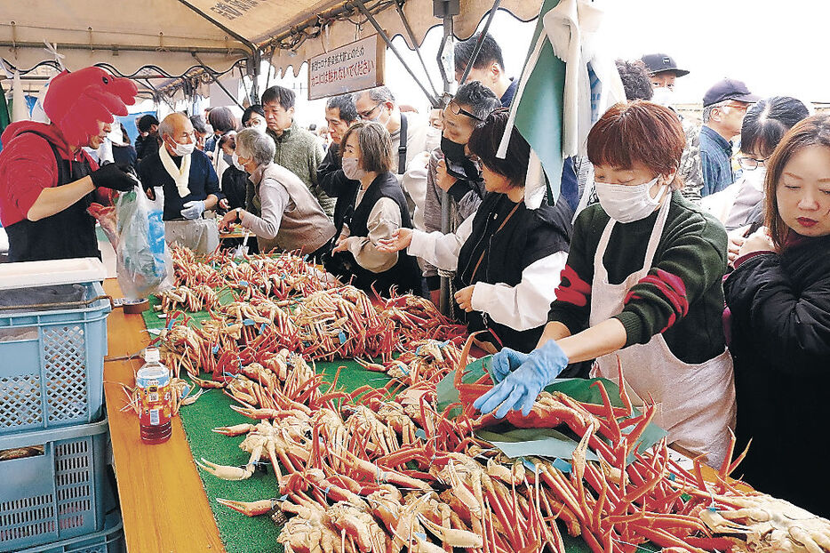 新鮮なカニを買い求める来場者＝かほく市七塚生涯学習センター駐車場