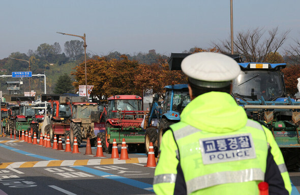 先月31日午前、京畿道坡州市臨津閣の国立6・25戦争拉致被害者記念館前で、民統線の住民たちがトラクターで拉致被害者家族会と自由北韓運動連合の対北朝鮮ビラ散布を阻んでいる＝シン・ソヨン記者