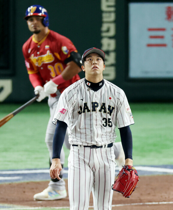 ベネズエラ戦の２回、２ランを打たれた日本代表先発の才木（手前）＝２２日、東京ドーム