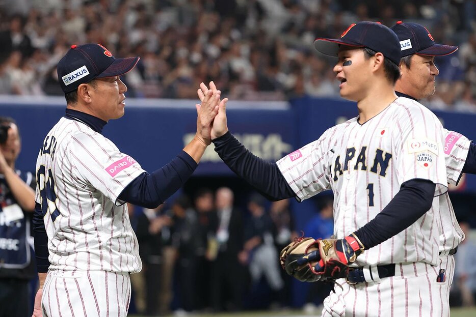 井端弘和監督とタッチする森下翔太