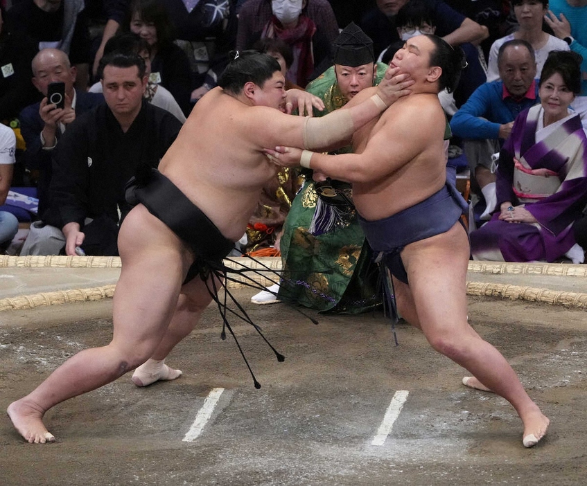 ＜大相撲九州場所7日目＞豊昇龍（右）を引き落としで破った阿炎（撮影・岡田　丈靖）