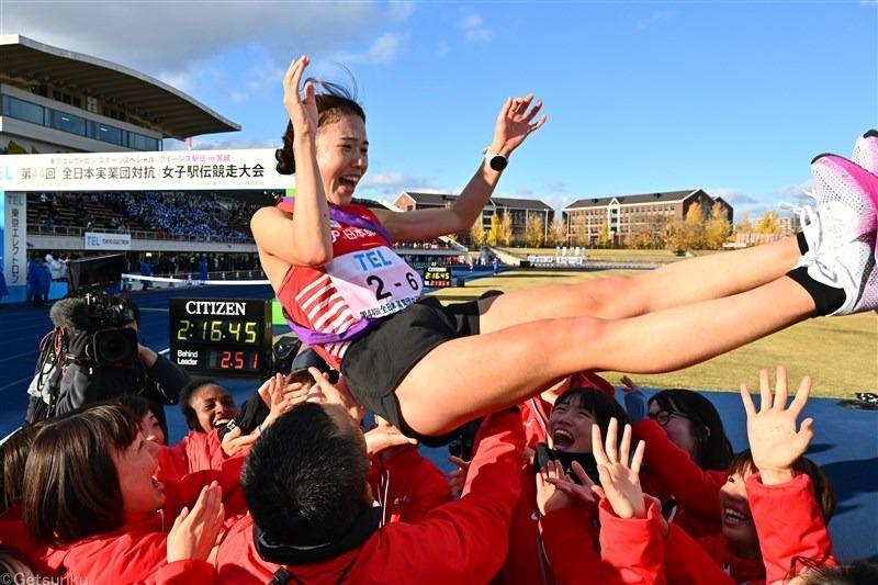 胴上げされる日本郵政グループの太田琴菜