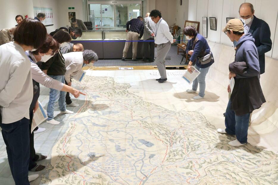 「正保越後国絵図（元禄年間写）」の原寸大レプリカを眺める来場者=新発田市中央町4