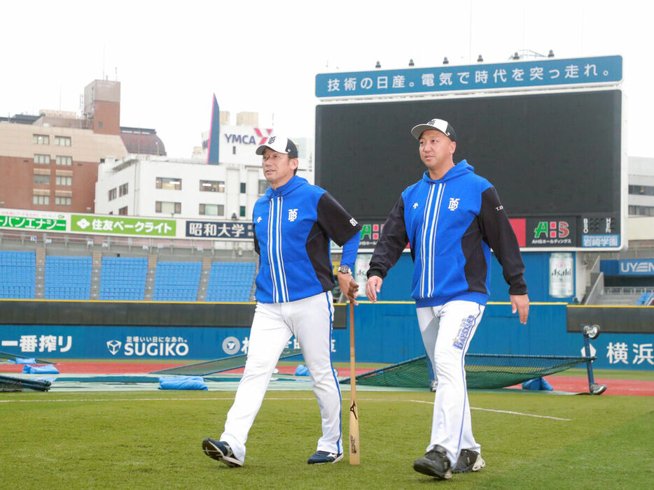 練習を終えて引き揚げる三浦大輔監督（左）（カメラ・上村　尚平）