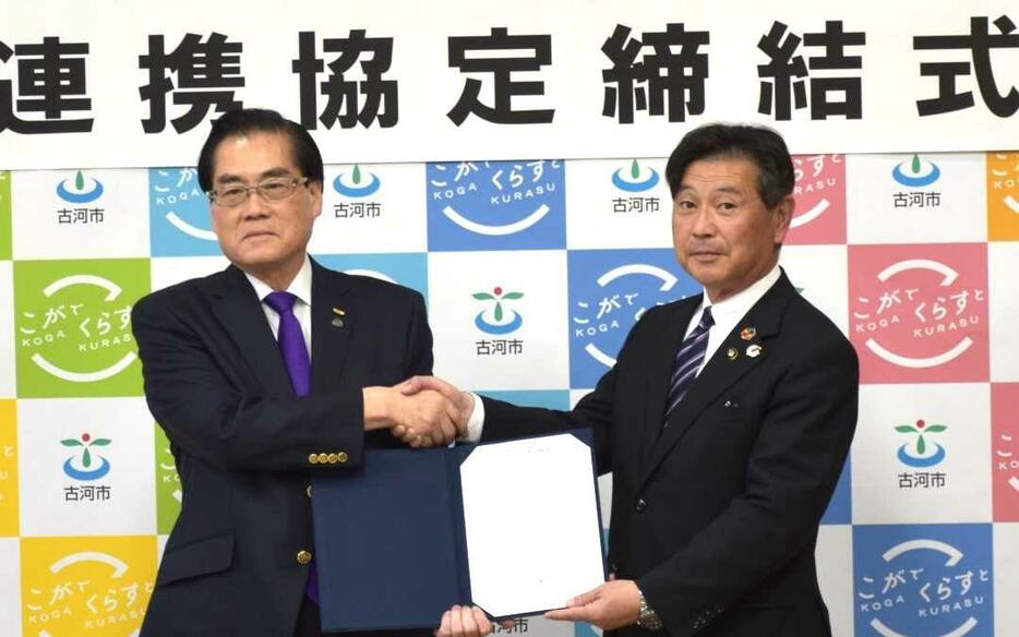 協定を結んだタイケン学園の柴岡三千夫理事長(左)と針谷力市長=古河市下大野