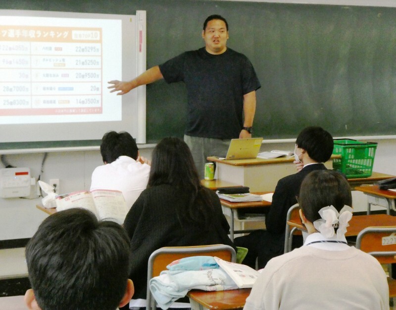 保健の授業をする浜町明太郎さん＝東京都葛飾区の都立農産高で2024年10月25日午後2時43分、早川健人撮影