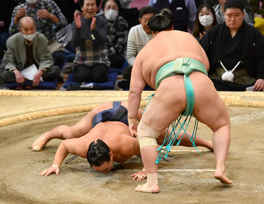 大相撲九州場所千秋楽　はたき込みで琴桜（右）に敗れた豊昇龍（撮影・岩下翔太）