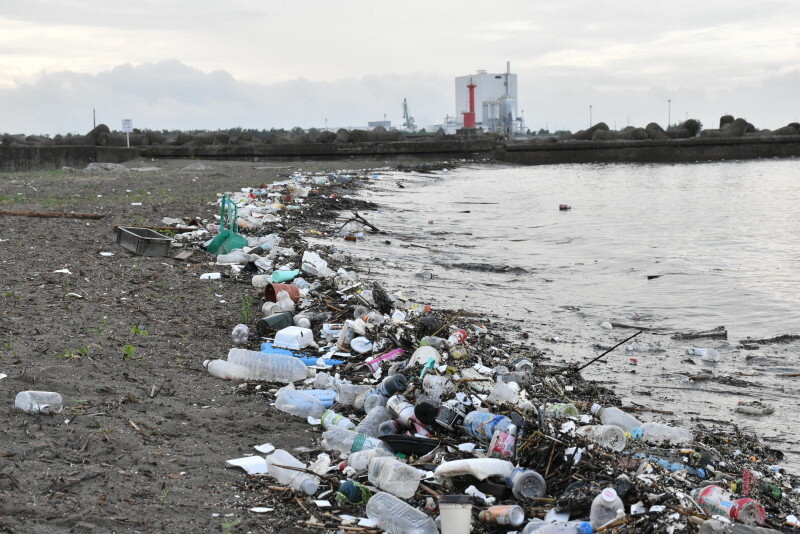 海岸に漂着した大量のプラスチックごみ＝富山県射水市で2021年7月27日午後5時42分、砂押健太撮影