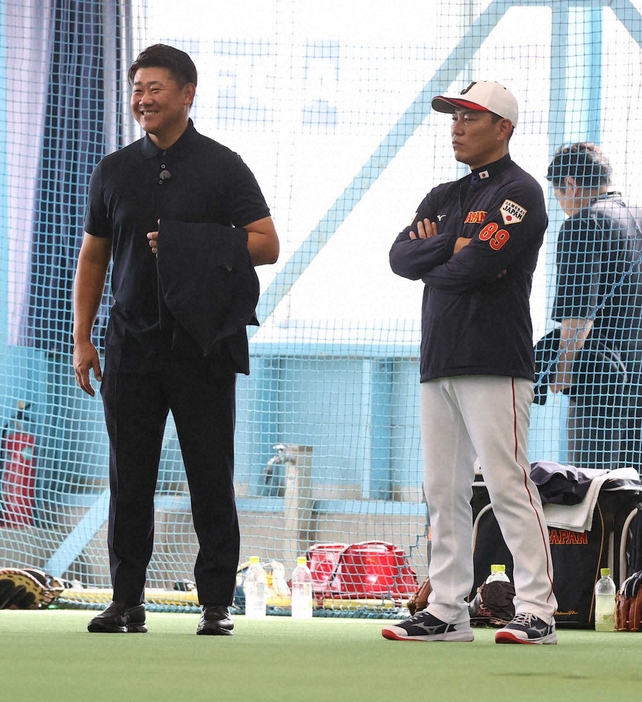 談笑する松坂氏（左）と侍ジャパン・井端監督（撮影・岸　良祐）　