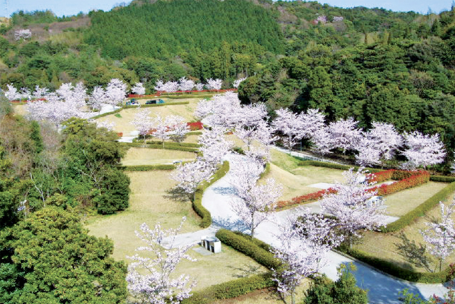 四季を通じて様々な花木を愛でることができる「冠山総合公園オートキャンプ場」