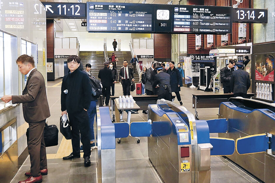 倶利伽羅トンネルで止まっていた北陸新幹線「つるぎ」から降りてくる乗客＝２７日午前３時、富山駅