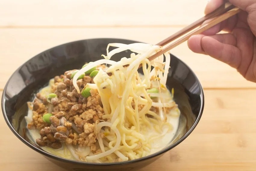 「マルちゃん正麺 味噌味」で作る、クリーミーで濃厚な豆尽くしらーめんレシピを解説