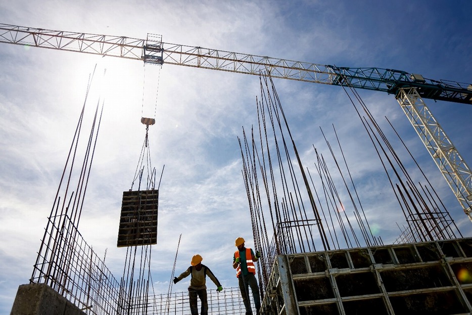 建設業の「2024年問題」対応状況を求人の休日や残業時間から調査（Photo/Shutterstock.com）