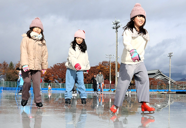 訪れた家族連れなどが初滑りを楽しんだ屋外スケート場＝山形市総合スポーツセンター