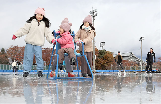 訪れた家族連れなどが初滑りを楽しんだ屋外スケート場＝山形市総合スポーツセンター