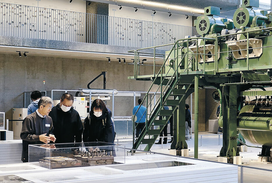 技術の高さを伝える展示に見入る来場者＝黒部市吉田のＹＫＫ　ＡＰ技術館