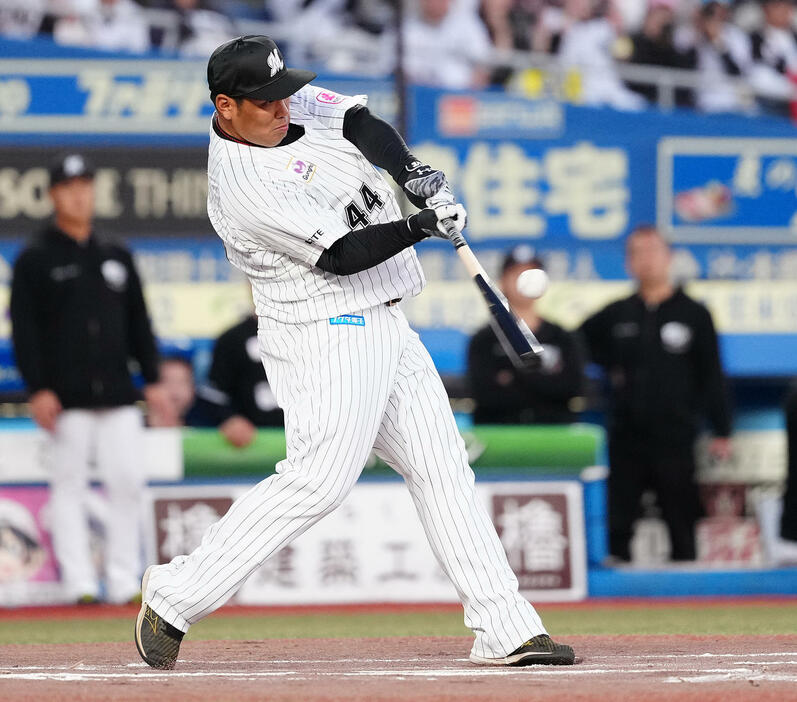 白黒野球対決の3回裏、引退するロッテ井上は代打で適時打を放つ（撮影・鈴木みどり）