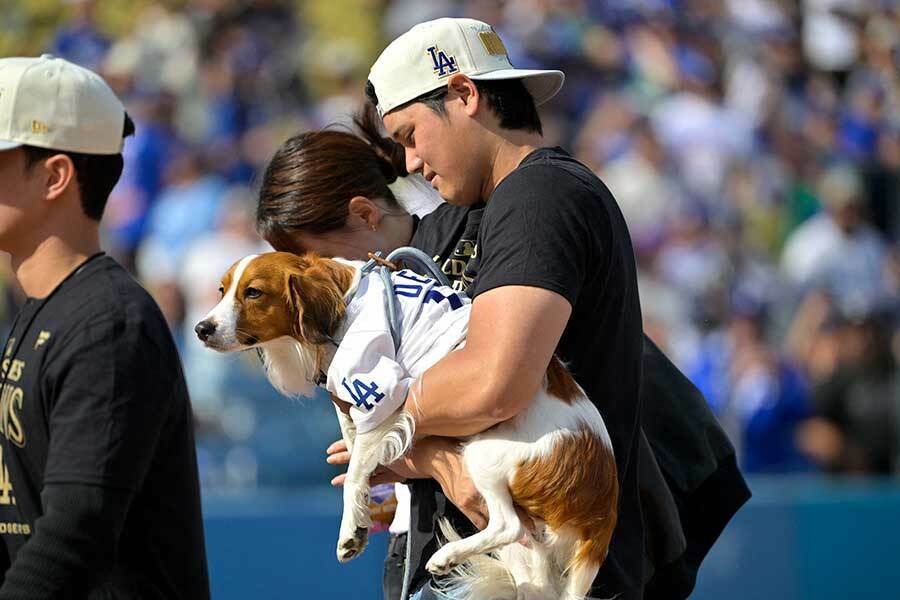 優勝パレードに妻・真美子さん、デコピンと参加したドジャースの大谷翔平【写真：ロイター】