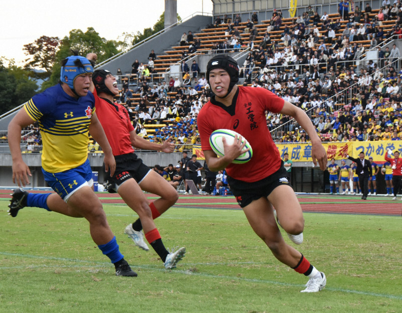 後半に主将の広川陽翔がトライを奪って勝ち越しを決めた京都工学院＝2024年11月10日、長宗拓弥撮影