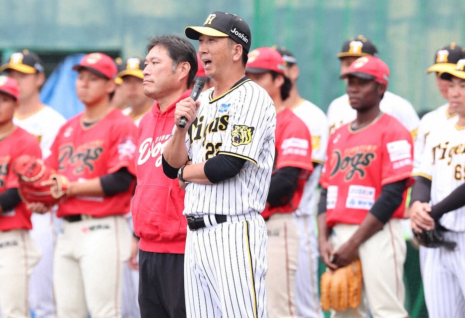 ＜阪神秋季キャンプ＞　野球教室であいさつする藤川監督　（撮影・須田　麻祐子）