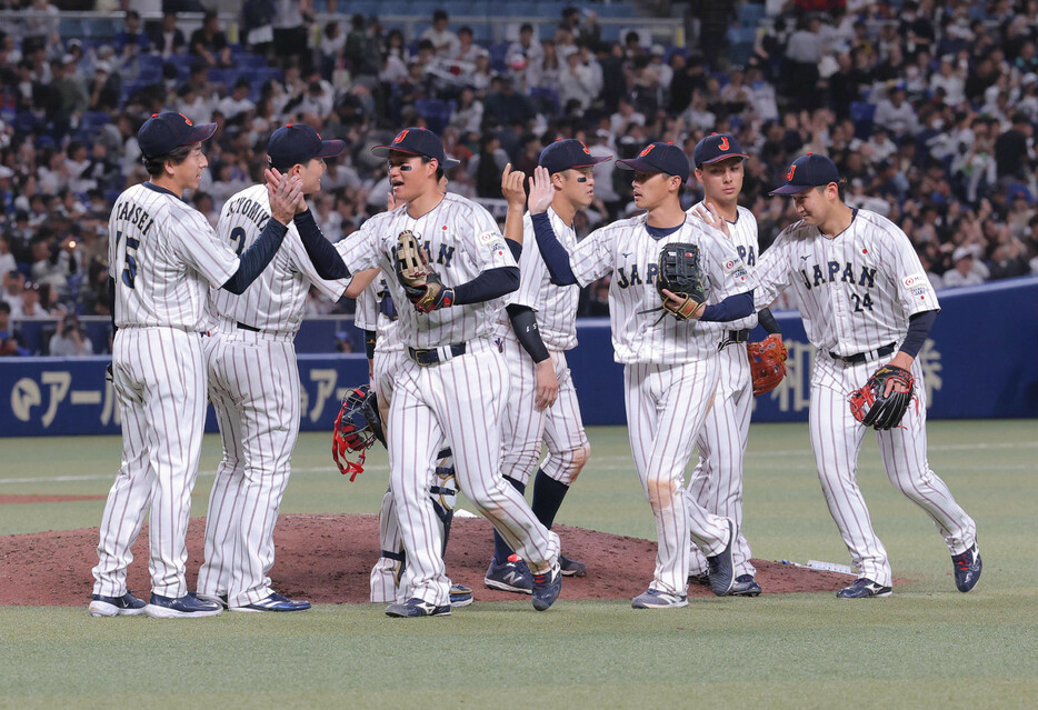 強化試合でチェコ代表に勝ち、喜ぶ日本代表ナイン＝９日、バンテリンドームナゴヤ