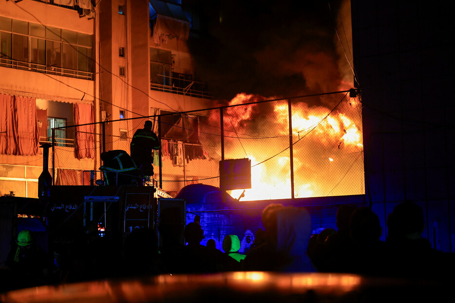 イスラエル紙エルサレム・ポストは１７日、イスラエル軍が１６日夜から１７日未明にかけてレバノン南部に砲撃部隊を投入したと報じた。写真はベイルートで消火活動を行うレバノンの消防隊員。