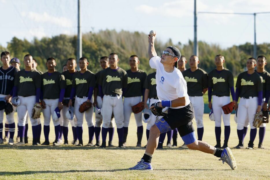 愛工大名電高野球部を指導するイチロー氏（代表撮影）