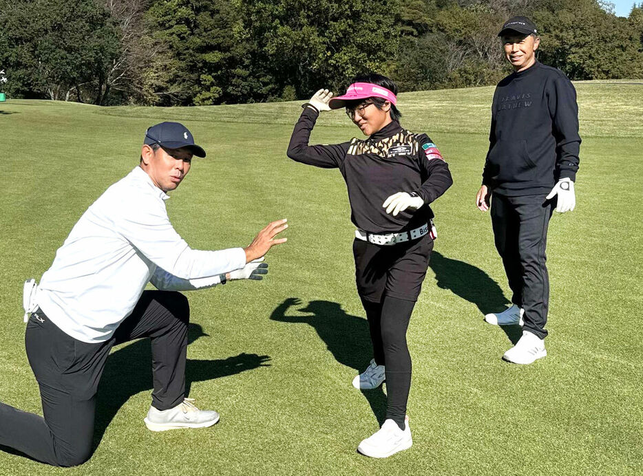 元プロ野球選手の清水直行さん（左）と宮本慎也さん（右）にダイナミックな体を使い方を教わった須藤弥勒（提供写真）