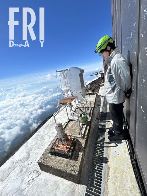 富士山頂でマイクロプラスチックを調査する大河内教授のスタッフ（PHOTO：大河内博教授提供）