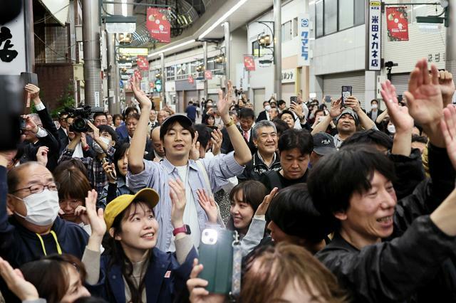 斎藤元彦氏が当選確実となり、喜ぶ支持者たち=2024年11月17日午後8時1分、神戸市中央区、田辺拓也撮影