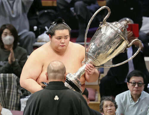 初優勝を果たし、賜杯を受け取る琴桜（２４日、福岡市の福岡国際センターで）＝佐伯文人撮影