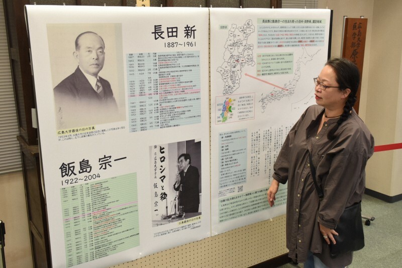 展示を解説する久保田明子助教＝広島市南区の広島大医学部医学資料館で2024年10月29日、根本佳奈撮影