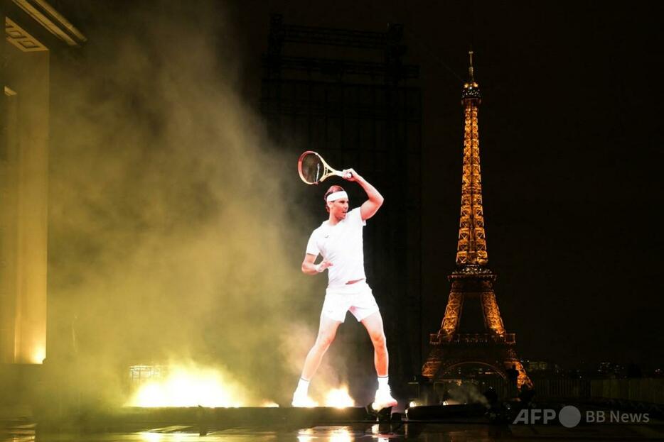 仏パリのトロカデロ広場で、エッフェル塔をバックに投影された男子テニスのラファエル・ナダルの画像（2024年11月19日撮影）。【翻訳編集】 AFPBB News