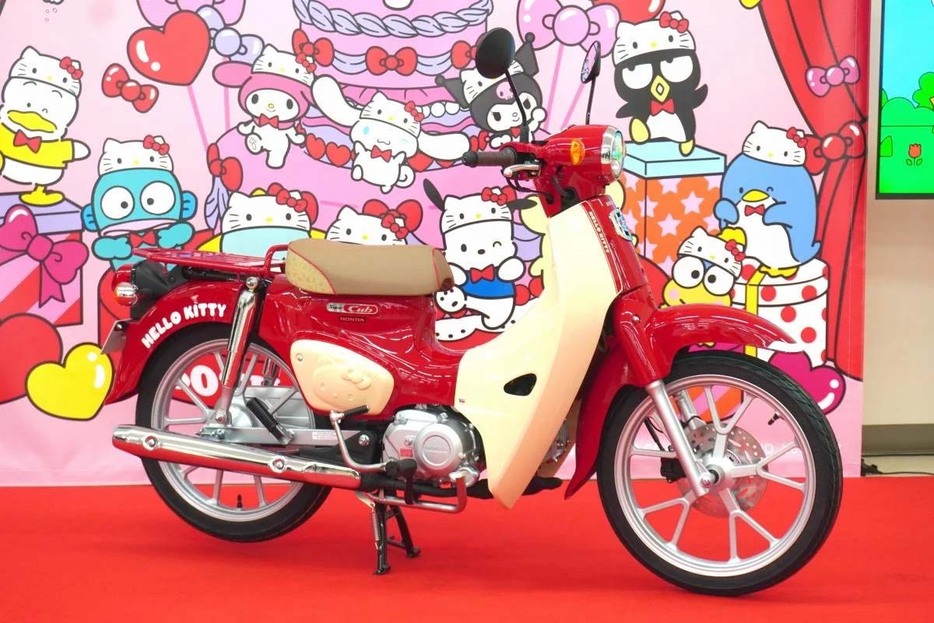 スーパーカブ110・HELLO KITTY。カラーリングは110、50ともハローキティのリボンをイメージした「マグナレッド」の1色設定のみ。